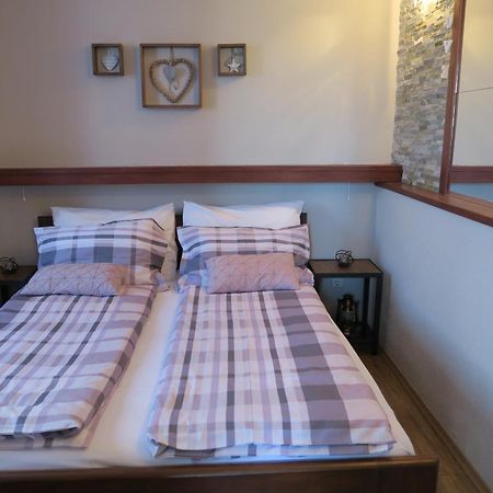 Apartments And Rooms Stefanac สลูน ภายนอก รูปภาพ