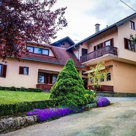 Apartments And Rooms Stefanac สลูน ภายนอก รูปภาพ