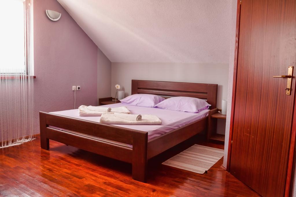 Apartments And Rooms Stefanac สลูน ห้อง รูปภาพ