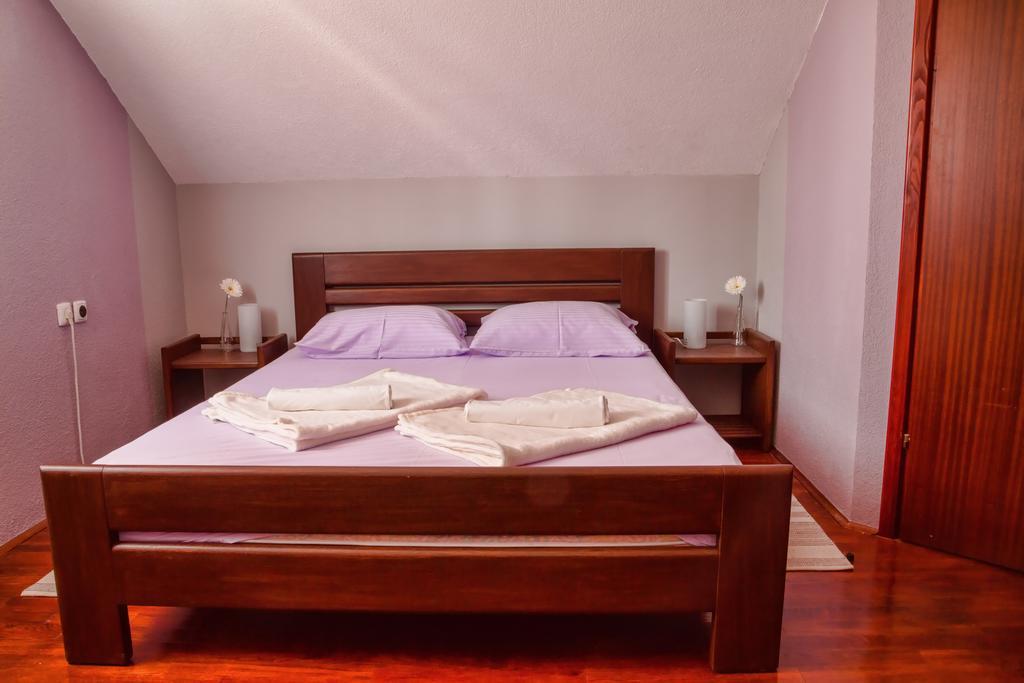 Apartments And Rooms Stefanac สลูน ห้อง รูปภาพ