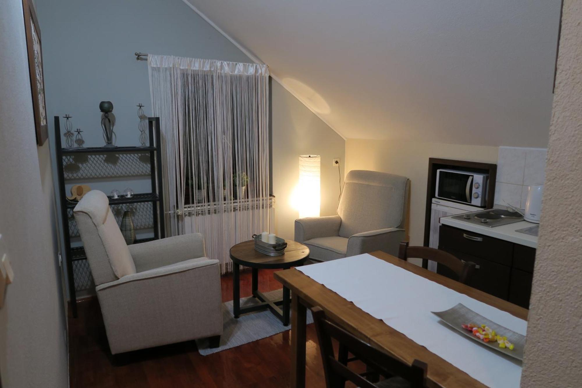 Apartments And Rooms Stefanac สลูน ภายนอก รูปภาพ