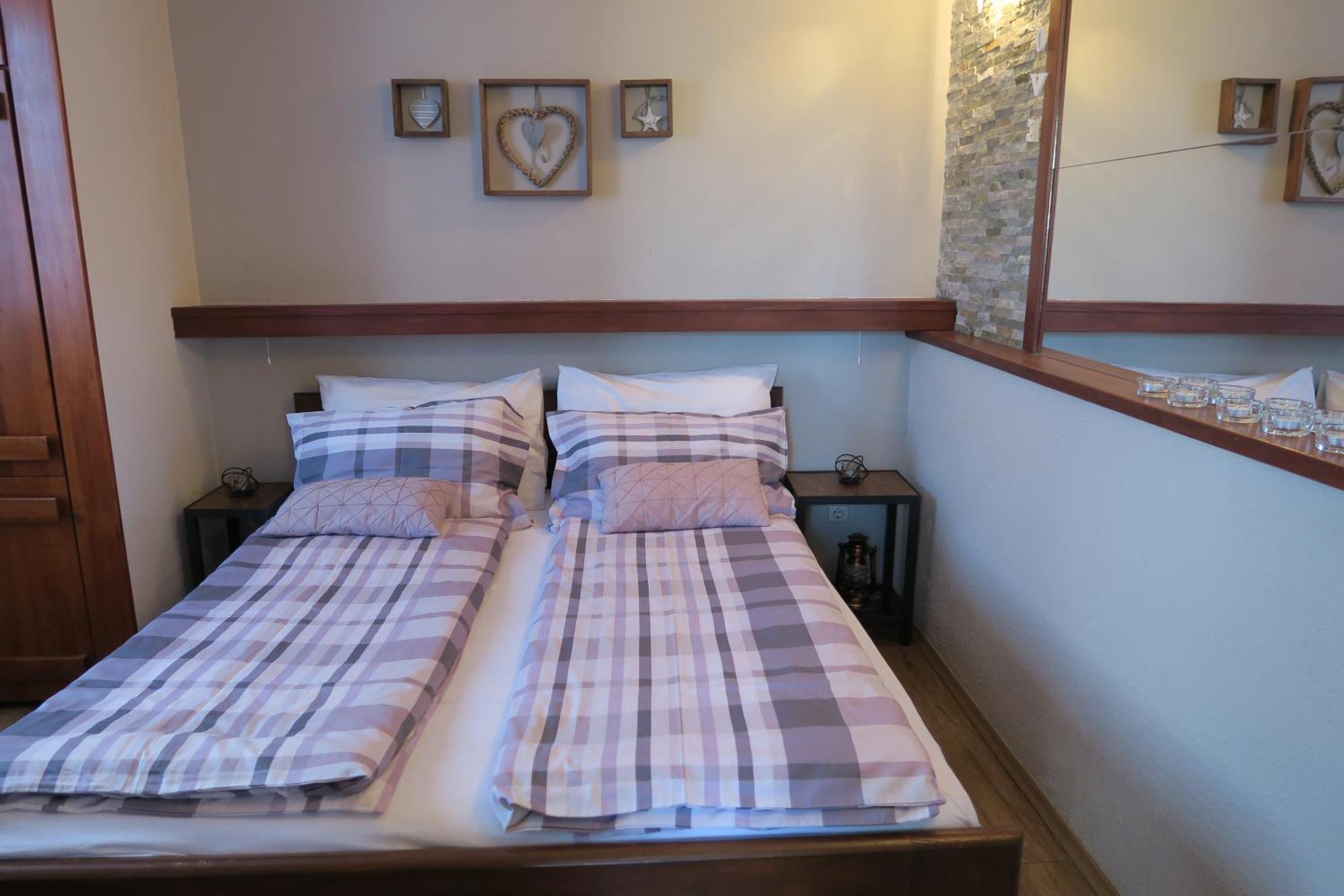 Apartments And Rooms Stefanac สลูน ภายนอก รูปภาพ