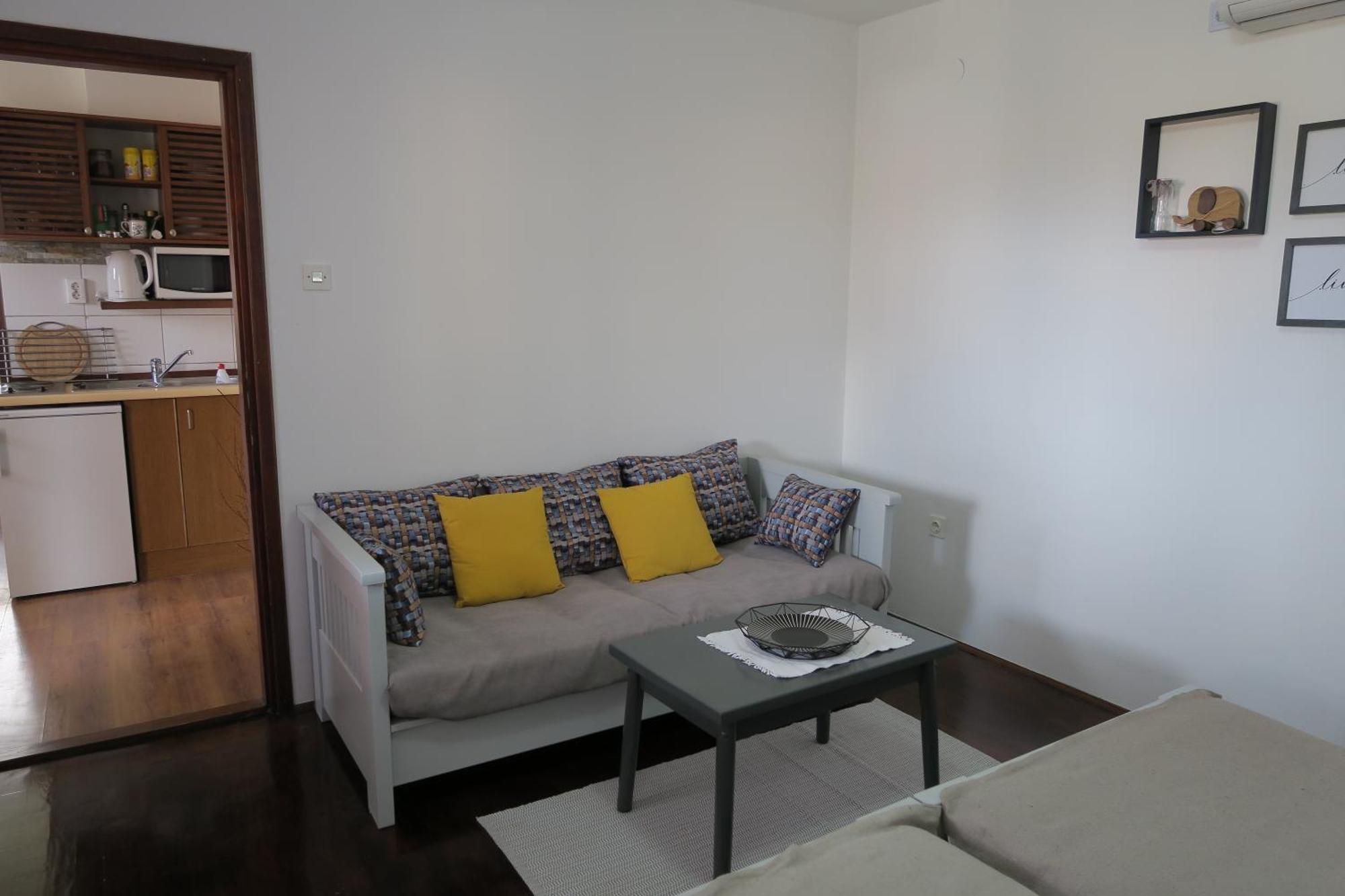 Apartments And Rooms Stefanac สลูน ภายนอก รูปภาพ
