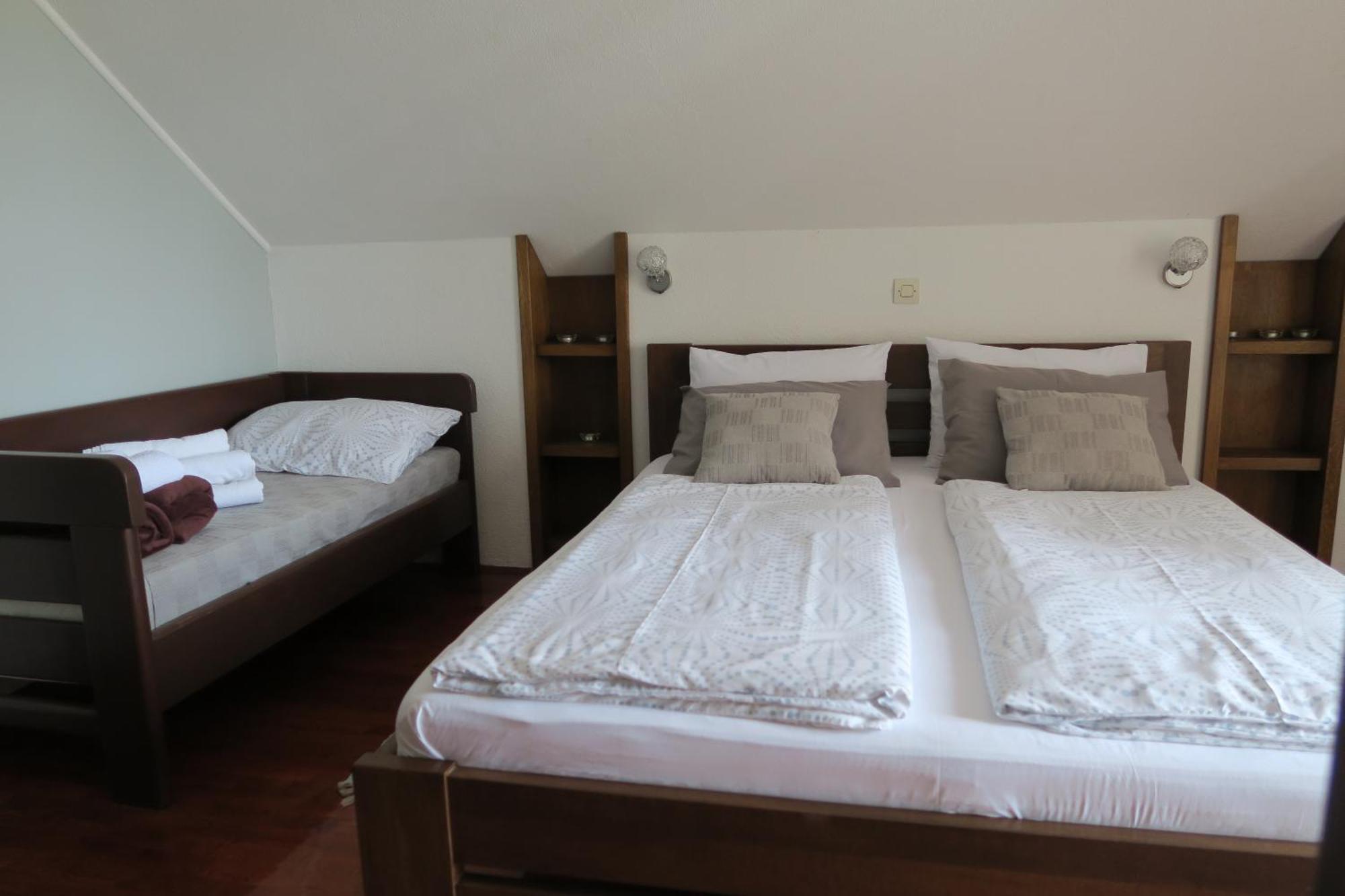 Apartments And Rooms Stefanac สลูน ภายนอก รูปภาพ