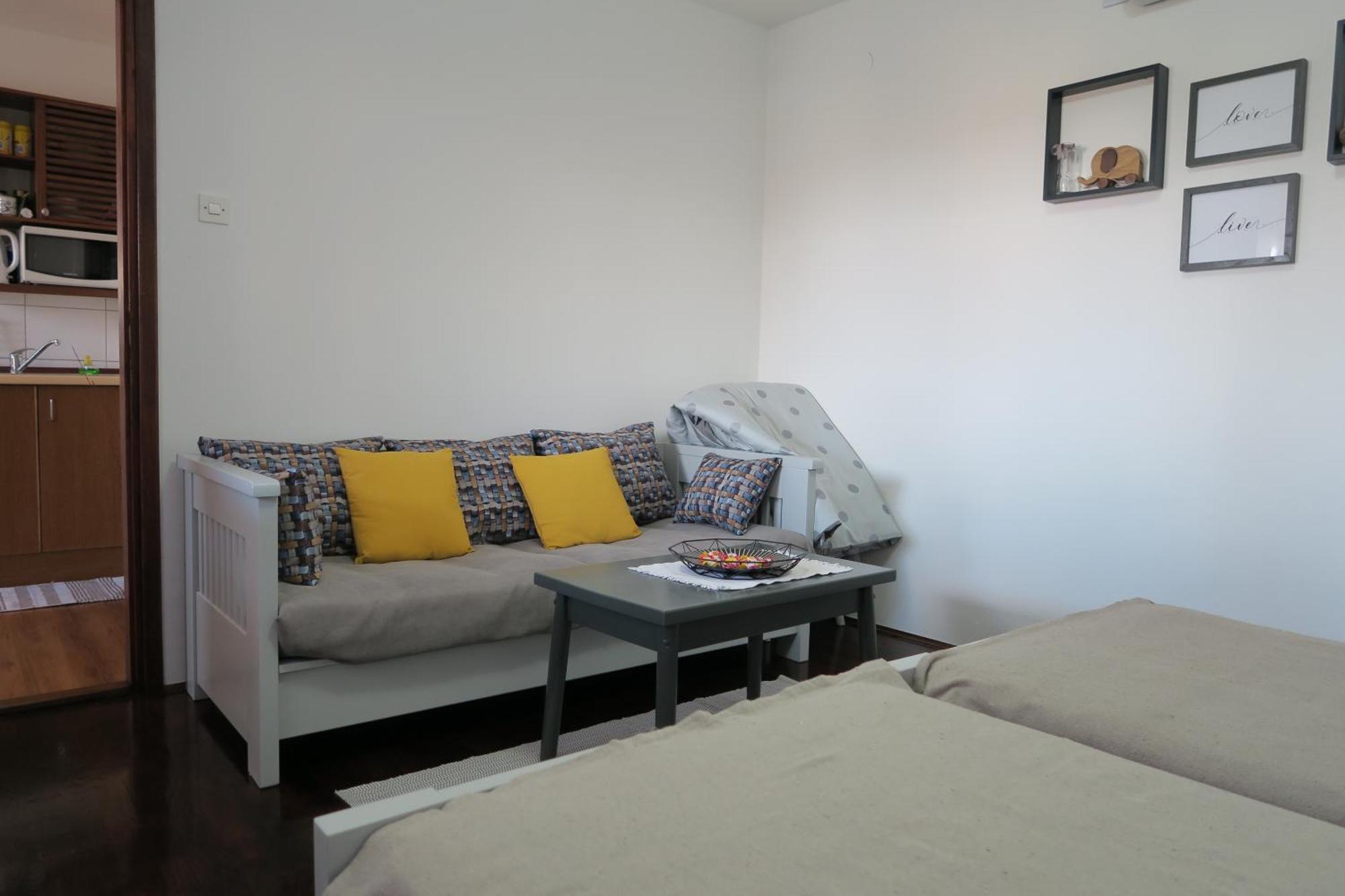 Apartments And Rooms Stefanac สลูน ภายนอก รูปภาพ