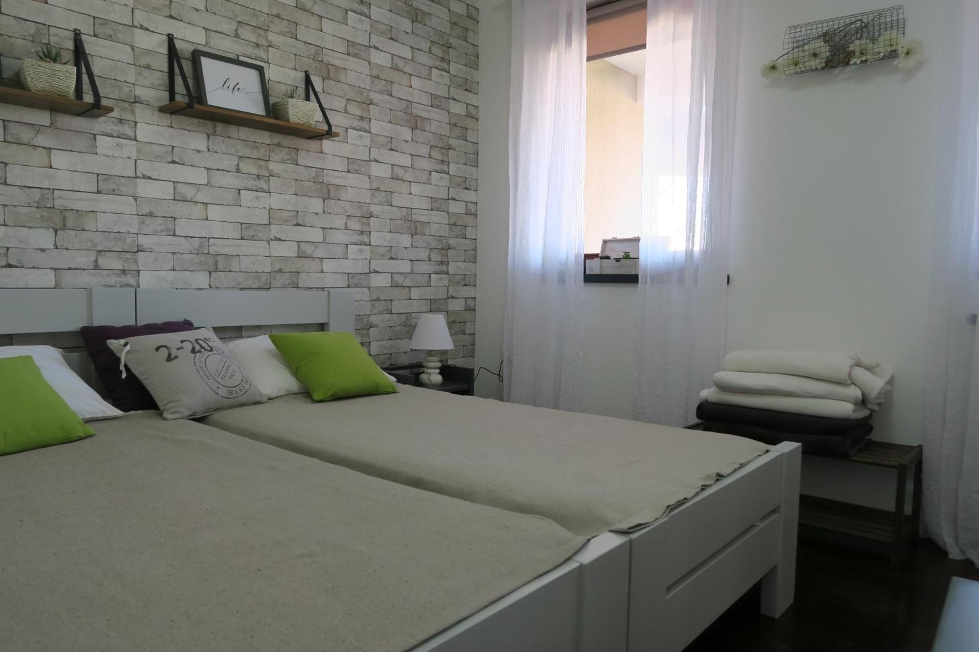 Apartments And Rooms Stefanac สลูน ภายนอก รูปภาพ