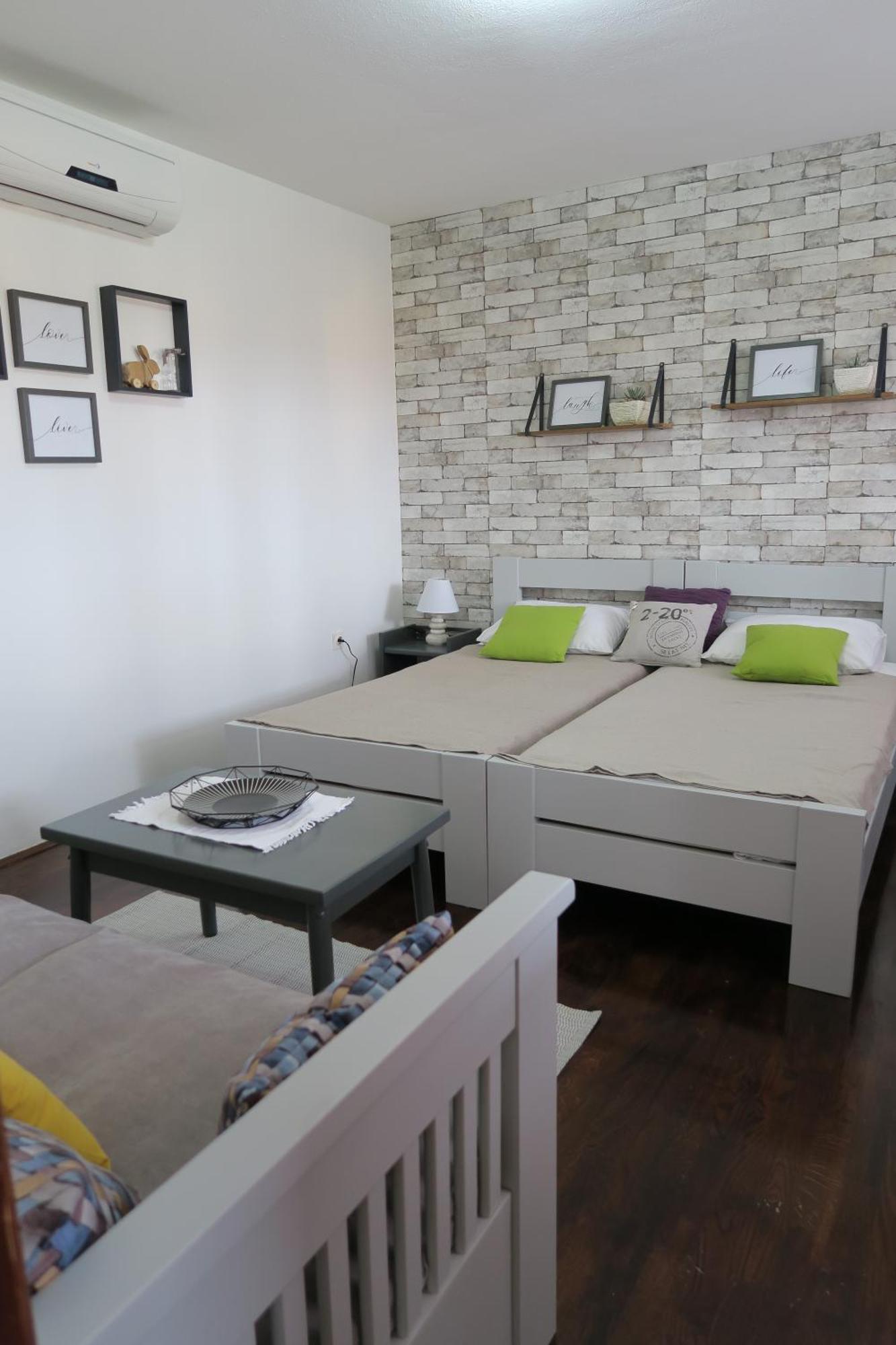 Apartments And Rooms Stefanac สลูน ภายนอก รูปภาพ