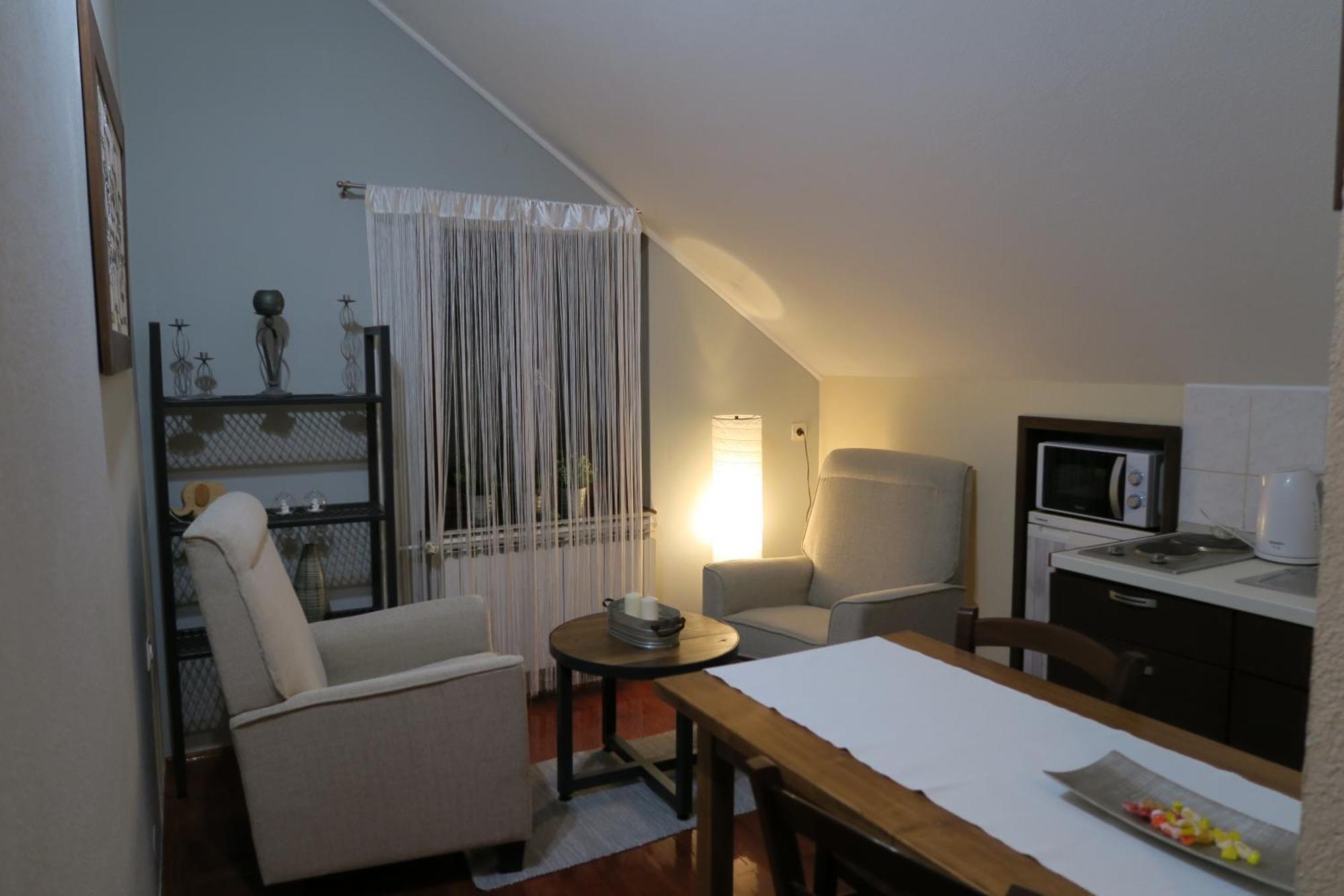 Apartments And Rooms Stefanac สลูน ภายนอก รูปภาพ