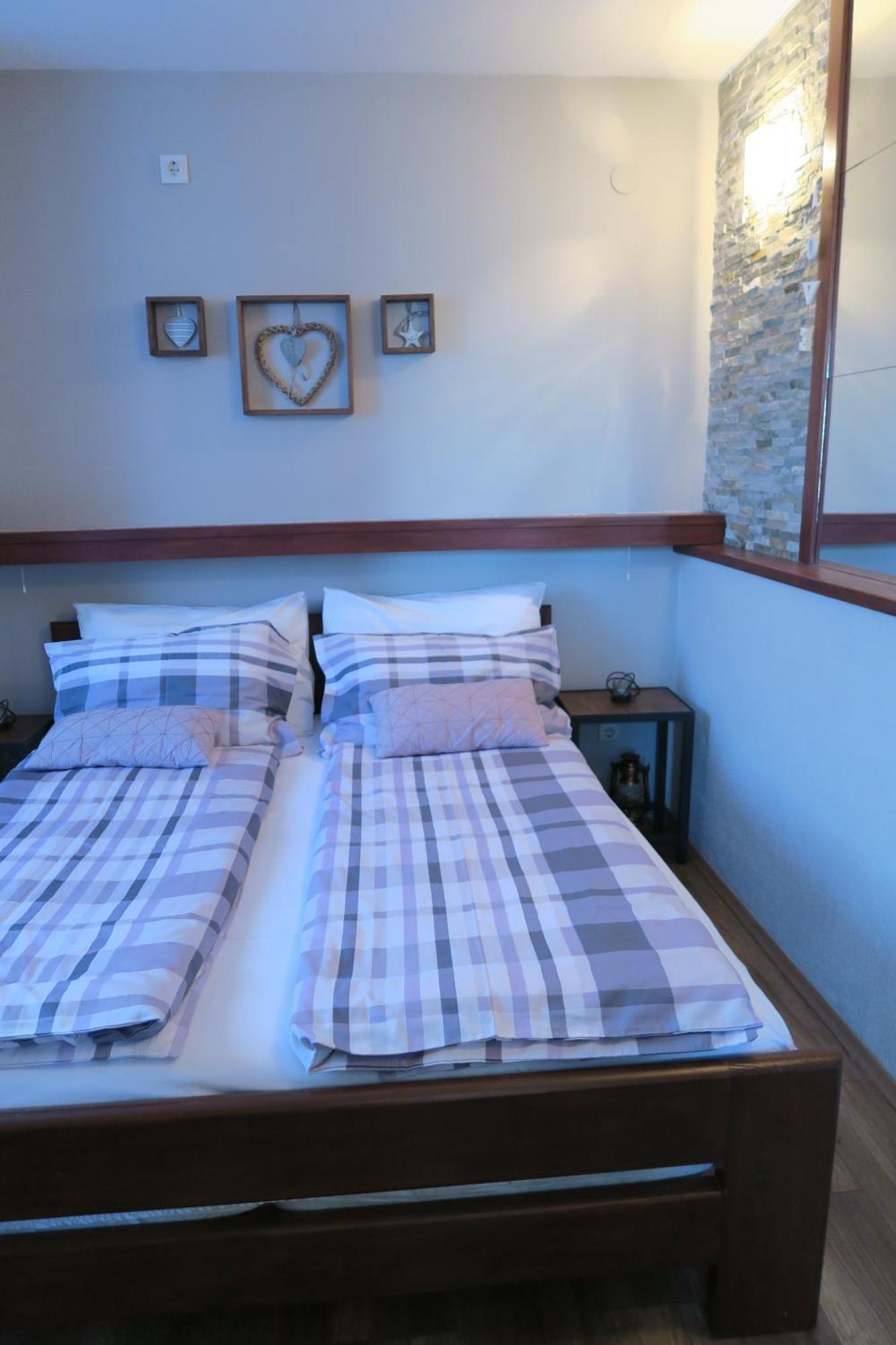 Apartments And Rooms Stefanac สลูน ภายนอก รูปภาพ