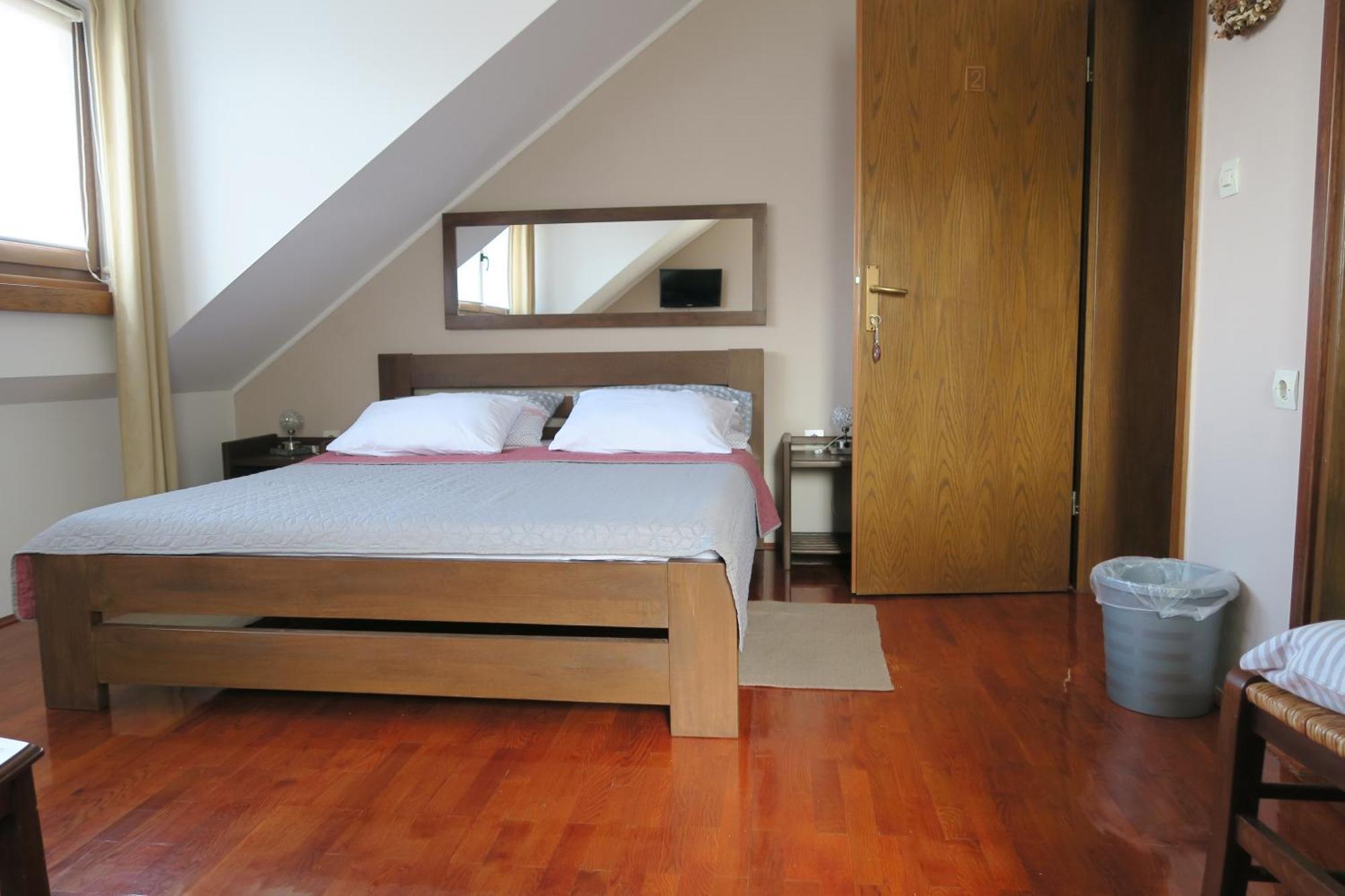 Apartments And Rooms Stefanac สลูน ภายนอก รูปภาพ
