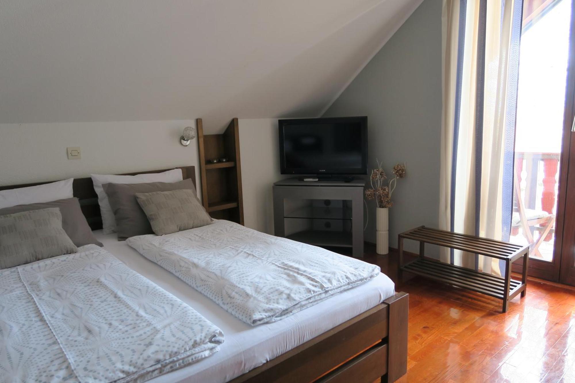 Apartments And Rooms Stefanac สลูน ภายนอก รูปภาพ