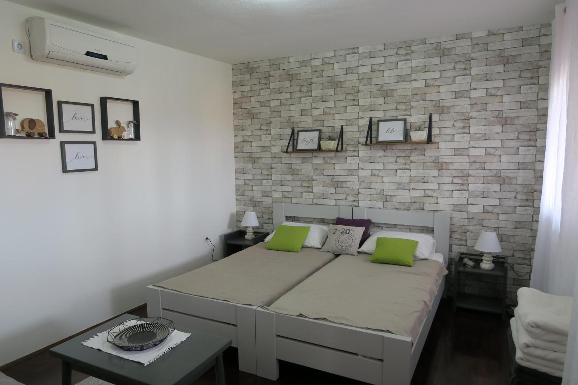 Apartments And Rooms Stefanac สลูน ภายนอก รูปภาพ