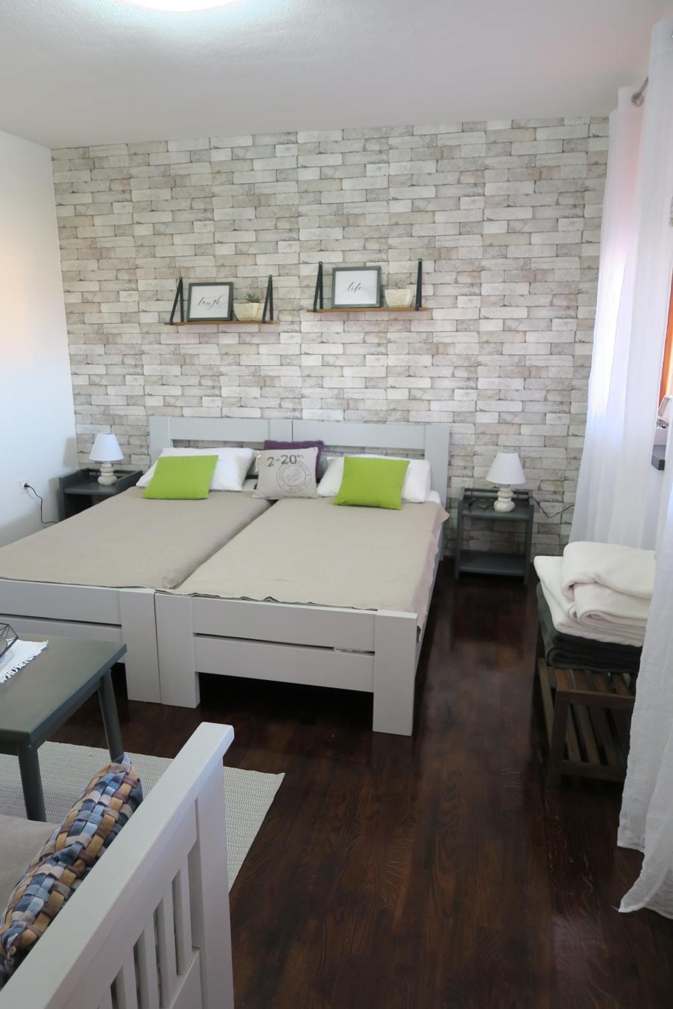 Apartments And Rooms Stefanac สลูน ภายนอก รูปภาพ