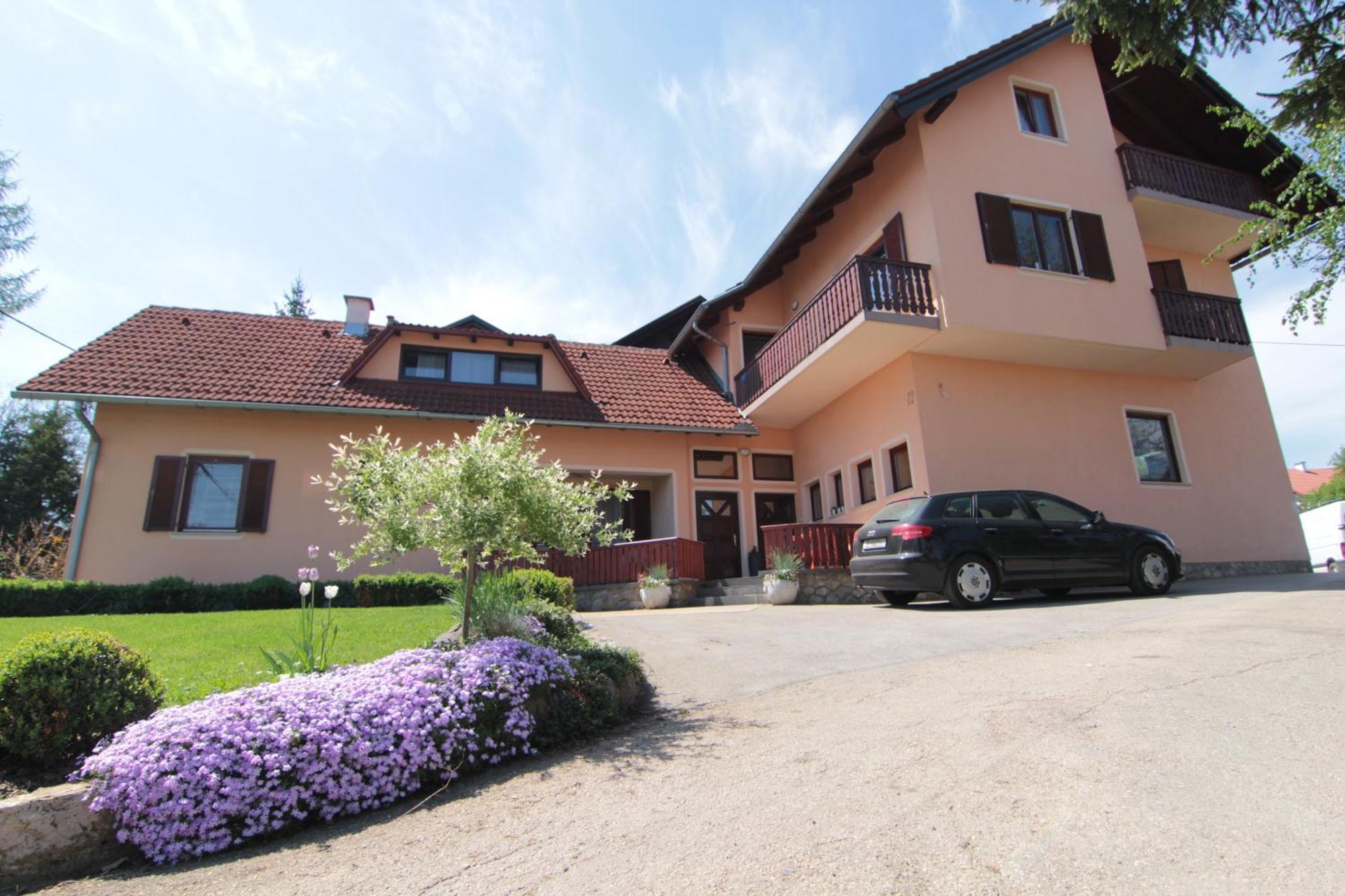 Apartments And Rooms Stefanac สลูน ภายนอก รูปภาพ