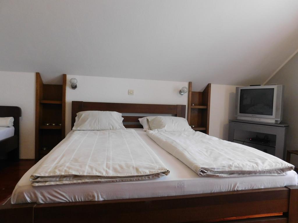 Apartments And Rooms Stefanac สลูน ภายนอก รูปภาพ