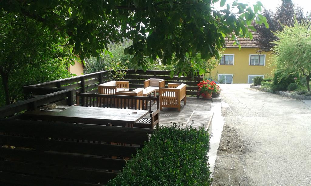 Apartments And Rooms Stefanac สลูน ภายนอก รูปภาพ