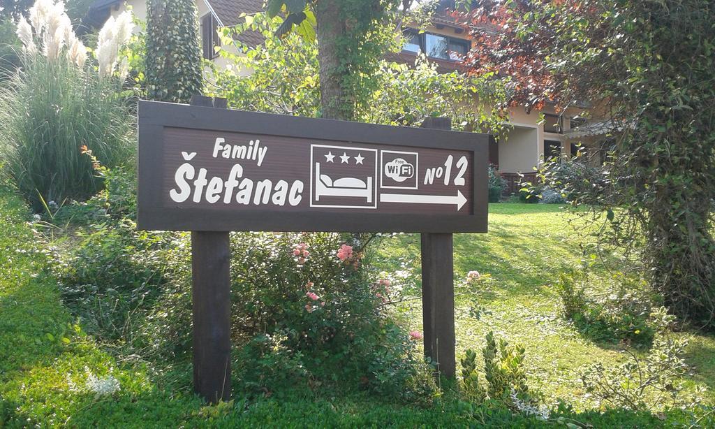 Apartments And Rooms Stefanac สลูน ภายนอก รูปภาพ