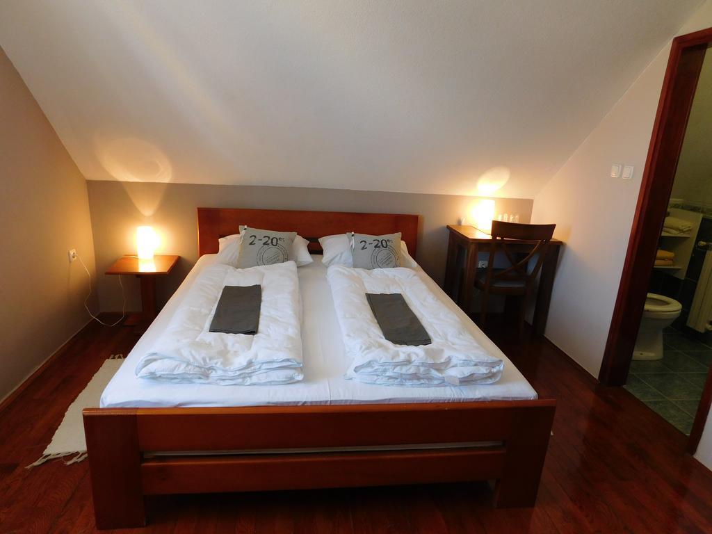 Apartments And Rooms Stefanac สลูน ภายนอก รูปภาพ