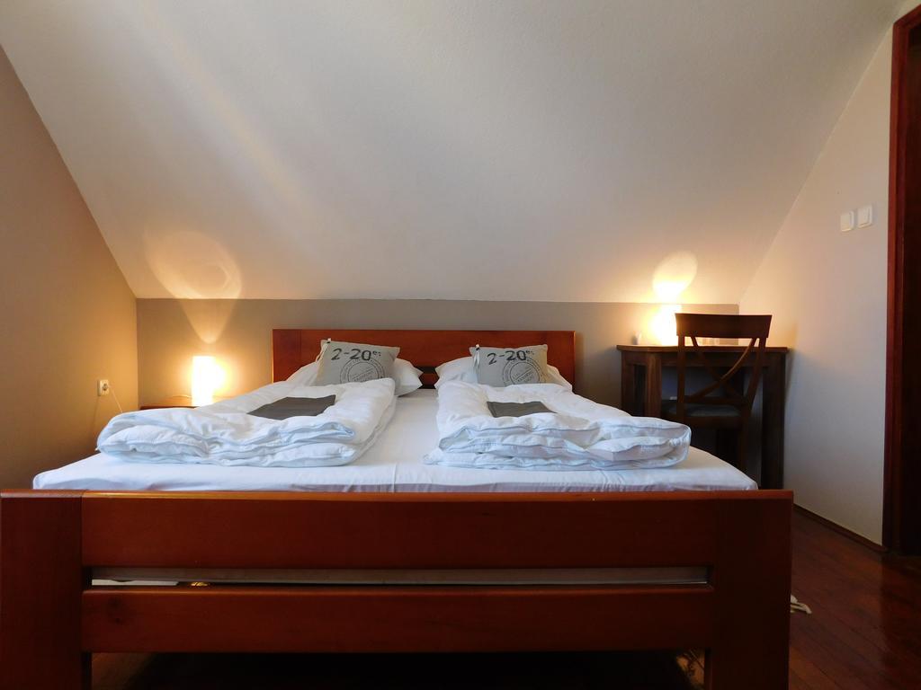 Apartments And Rooms Stefanac สลูน ภายนอก รูปภาพ