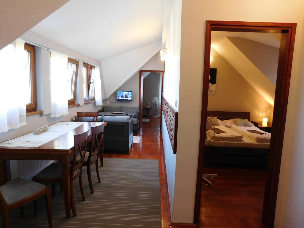 Apartments And Rooms Stefanac สลูน ภายนอก รูปภาพ