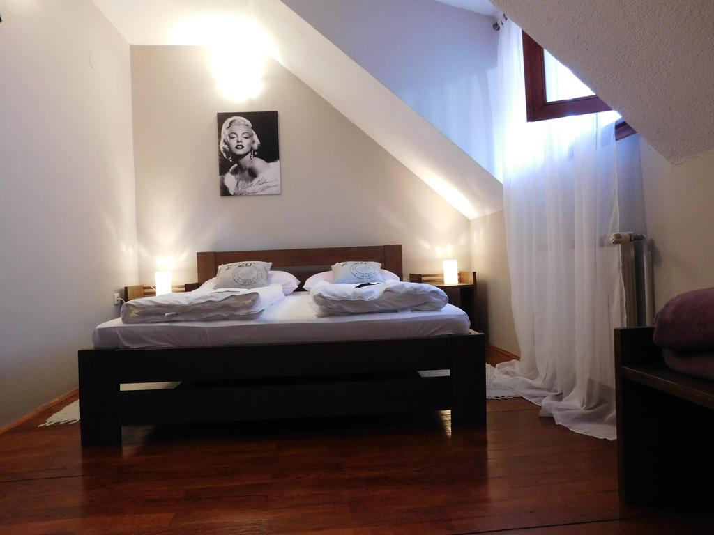 Apartments And Rooms Stefanac สลูน ภายนอก รูปภาพ