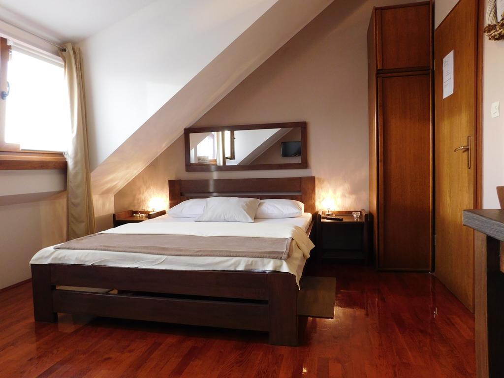 Apartments And Rooms Stefanac สลูน ภายนอก รูปภาพ