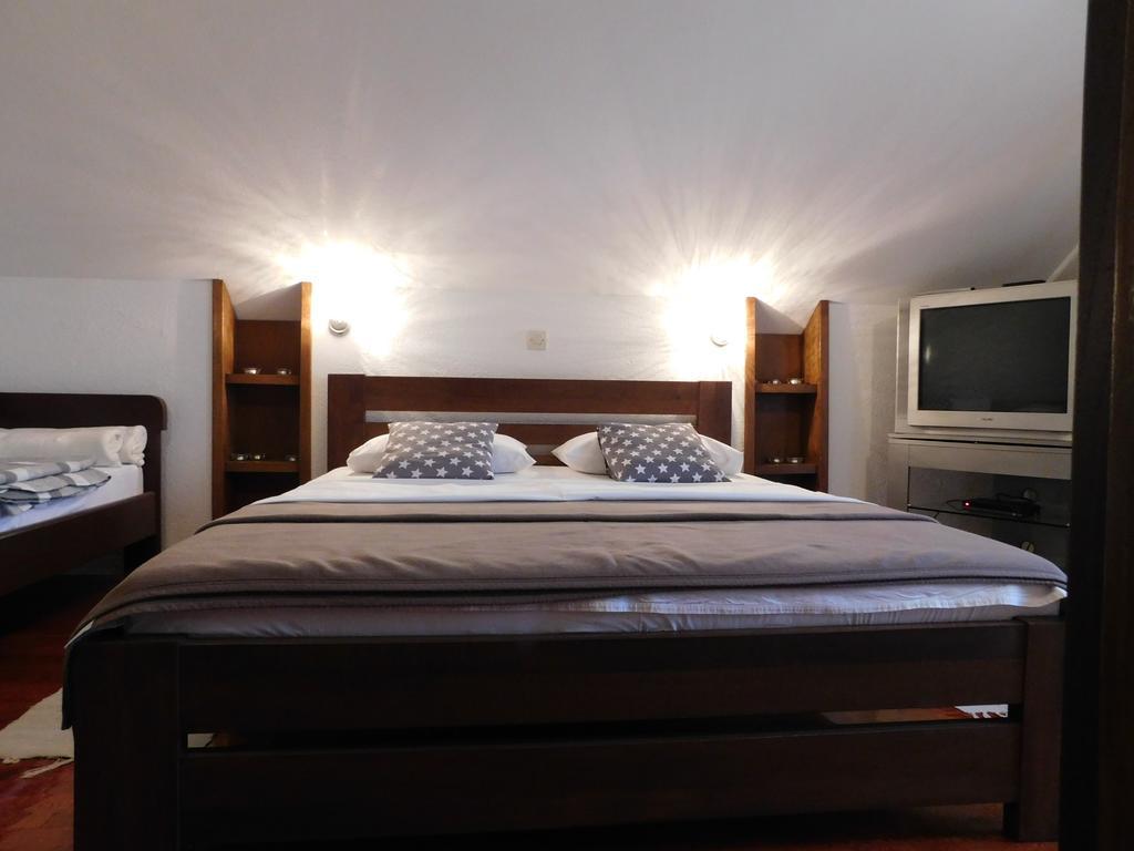 Apartments And Rooms Stefanac สลูน ภายนอก รูปภาพ