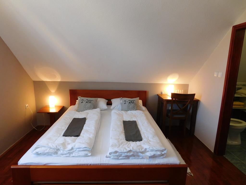 Apartments And Rooms Stefanac สลูน ภายนอก รูปภาพ