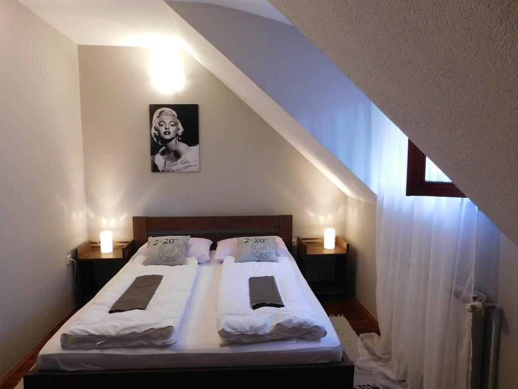 Apartments And Rooms Stefanac สลูน ภายนอก รูปภาพ