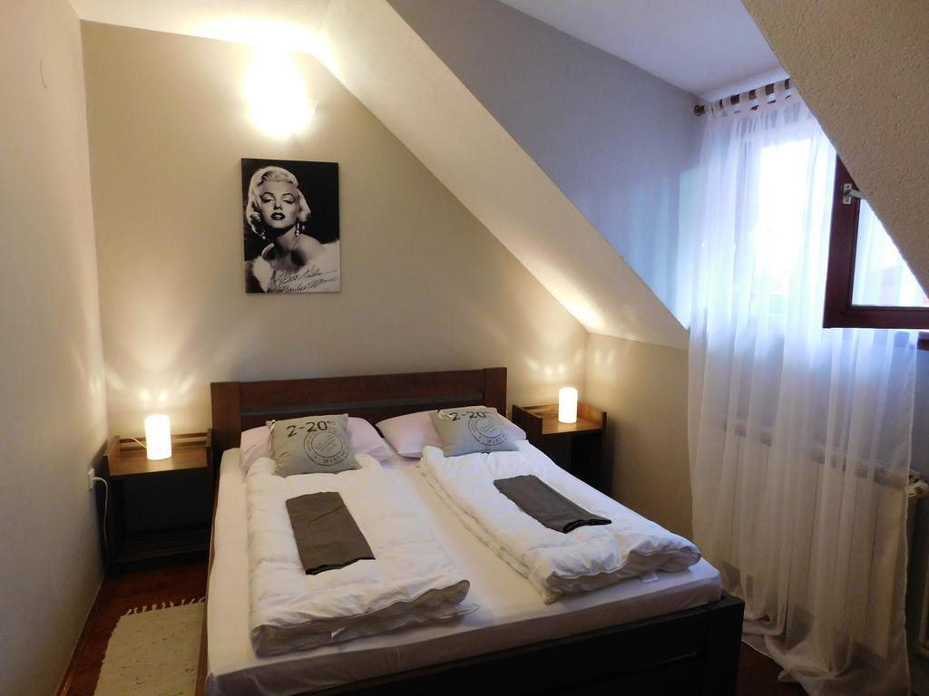 Apartments And Rooms Stefanac สลูน ภายนอก รูปภาพ