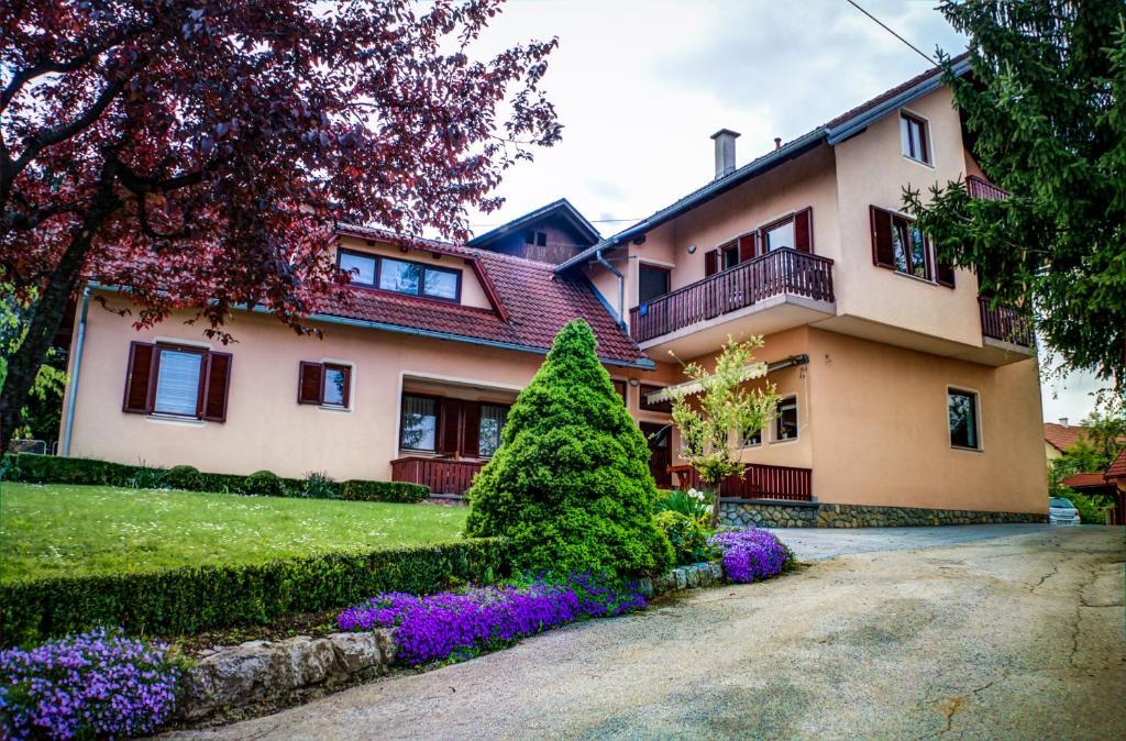 Apartments And Rooms Stefanac สลูน ภายนอก รูปภาพ