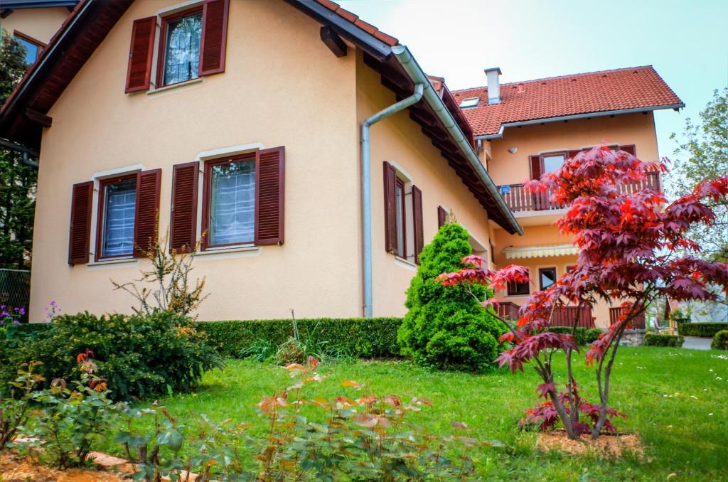 Apartments And Rooms Stefanac สลูน ภายนอก รูปภาพ
