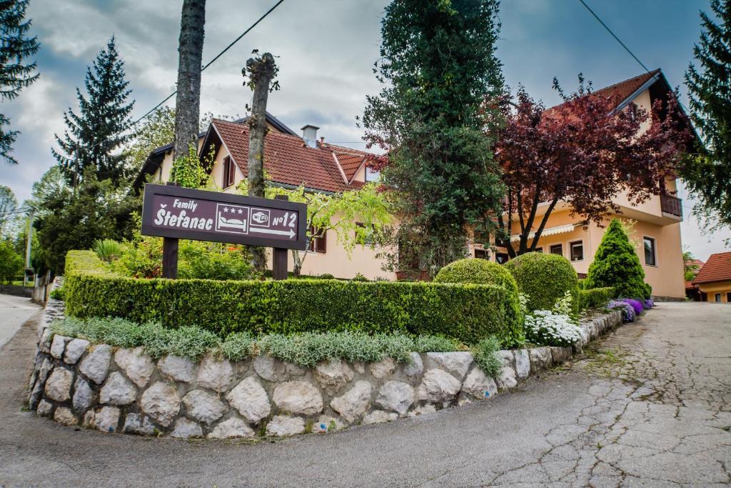 Apartments And Rooms Stefanac สลูน ภายนอก รูปภาพ