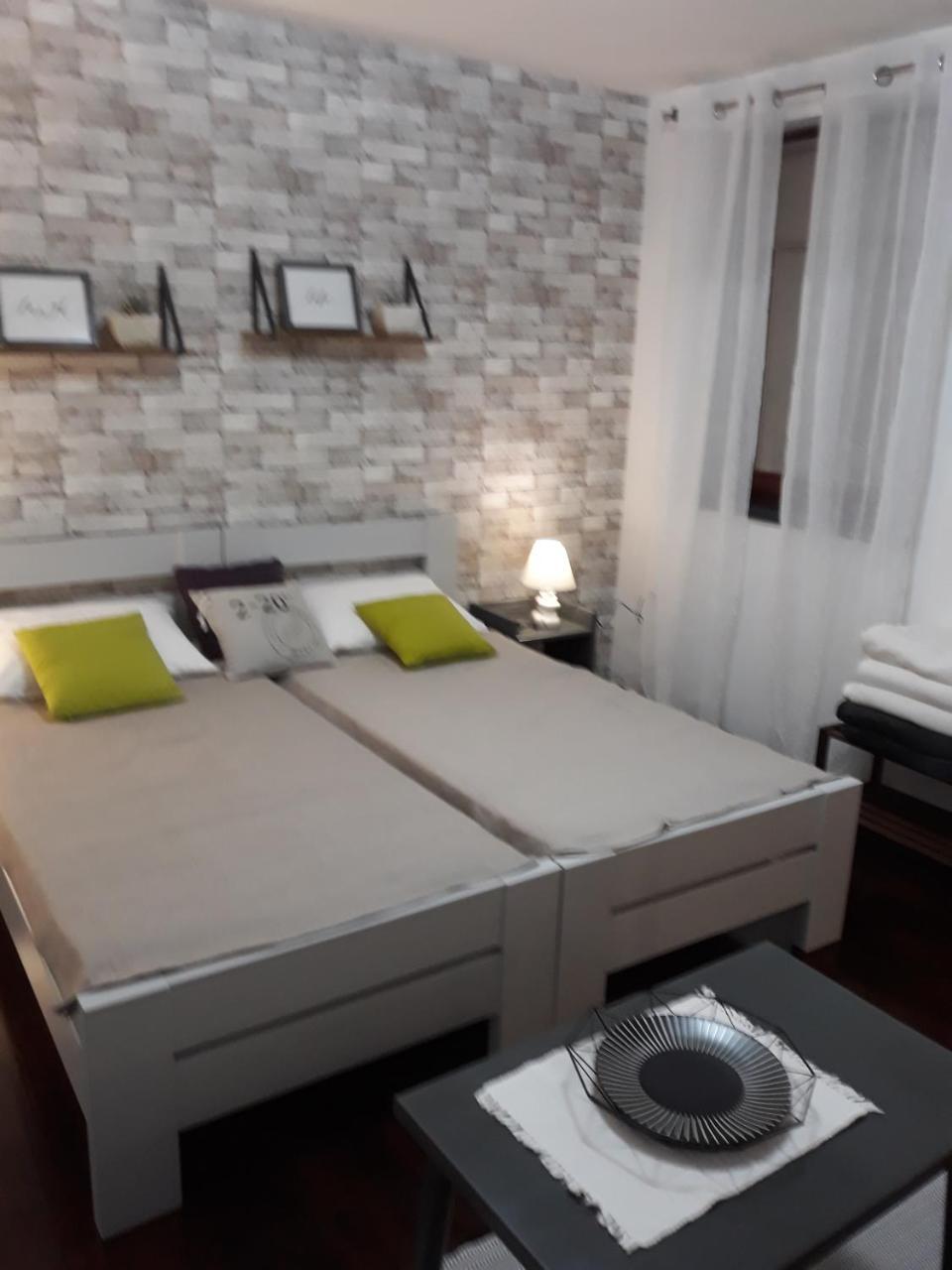 Apartments And Rooms Stefanac สลูน ภายนอก รูปภาพ